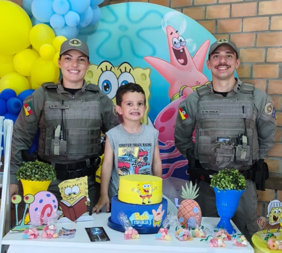 O pequeno Benício ao lado dos soldados Cardoso (esquerda) e Douglas.