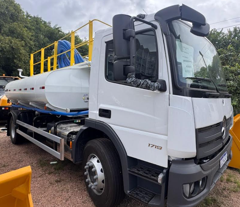 Caminhão-Pipa foi repassada ao Município por meio do Promaq.