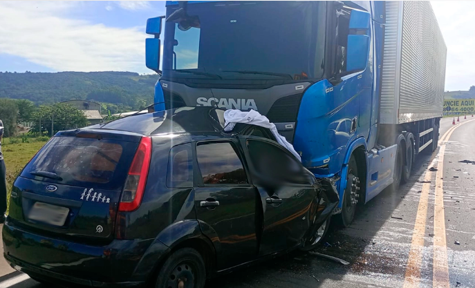 Depois de bater em outro automóvel, Ford Fiesta conduzido por vítima colidiu de frente contra caminhão em trecho da rodovia, em SAP.