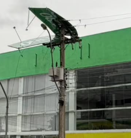 Placa da Quero-Quero ficou pendurada em rede elétrica.