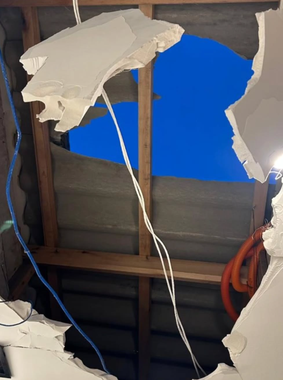 Homem teria entrado pelo telhado e quebrado o forro de gesso.