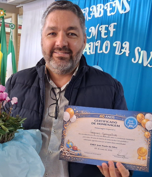 Diretor Sebastião Luís ao lado dos homenageados Gil, Gislaine, Roselena, Dênis e Vagner.