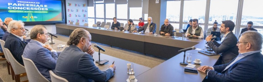 Governador Eduardo Leite participou de reunião na capital com representantes de Federações do Rio Grande do Sul.