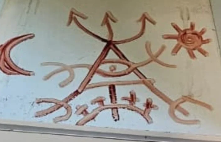 Desenhos teriam sido feitos com sangue da vítima.