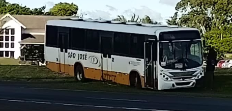 Ônibus saiu da pista após sofrer pane em frente à Condomínio de Tramandaí.