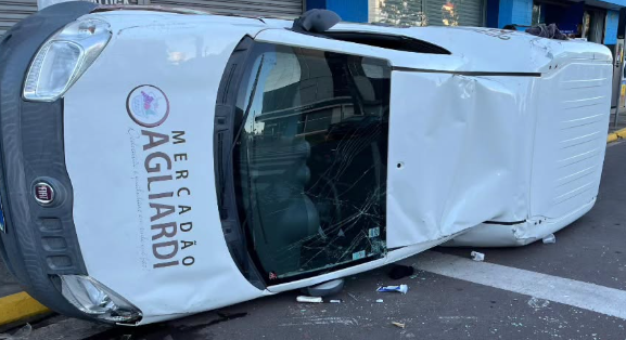 Colisão entre caminhonete e automóvel Fiorino ocorreu no Centro de Osório.