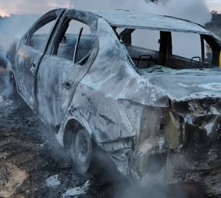 Automóvel ficou destruído após pegar fogo em ponto do município.