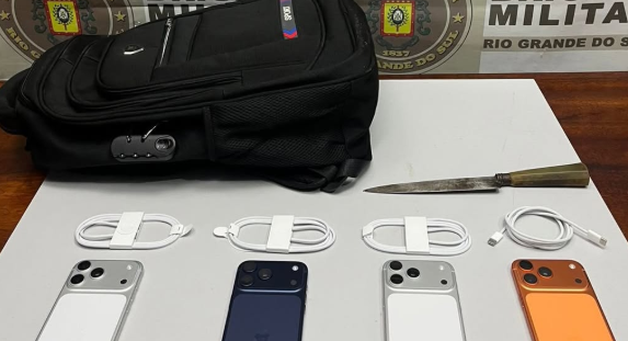 Homens foram presos no município de Torres carregando mochila contendo faca, carregadores e os quatro celulares roubados.