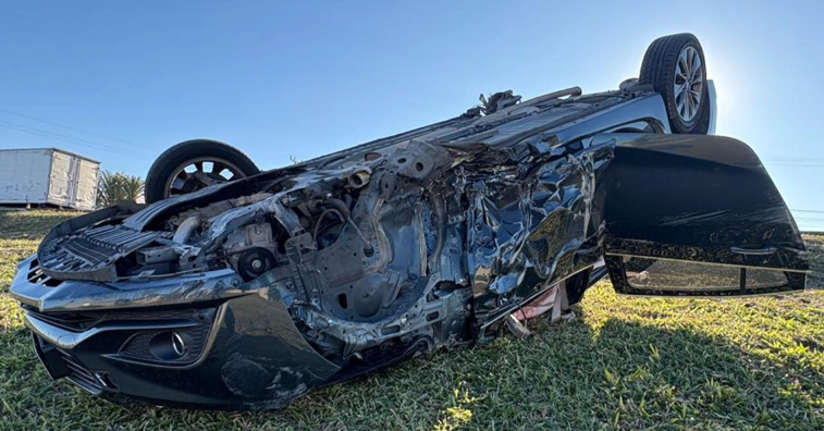 Automóvel teria capotado após motorista sofrer um mal súbito.