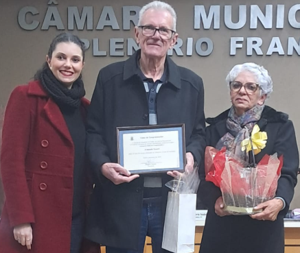 Seu Armando ao lado da filha Vanessa (esquerda) e da esposa Sandra Regina.