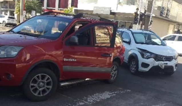 Dois automóveis acabaram colidindo no Centro de Osório. (CRÉDITOS: Divulgação)
