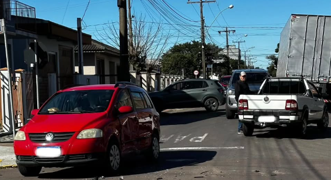 Colisão entre dois veículos ocorreu na região central da cidade.