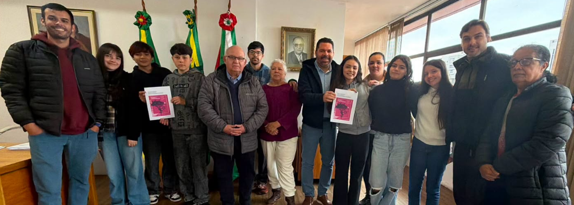 Estudantes, professor e diretor do colégio da Borússia participaram de reunião com o prefeito Romildo e o secretário Marcelo.