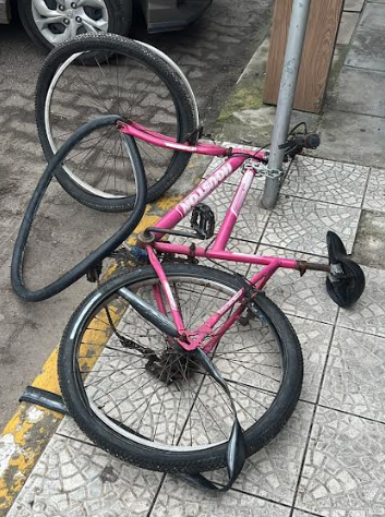 Além de ameaças, sujeito detido danificou bicicleta da vítima. (CRÉDITO: GMI)