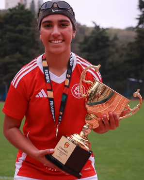 Atacante Thaís Guatimossim com o troféu de campeã. (CRÉDITO: Divulgação)