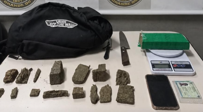 Ação em Xangri-lá apreendeu objetos e mais de um quilo de maconha.