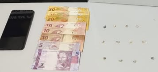 Dupla foi detida em Osório com dinheiro, celular e drogas.