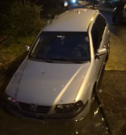 Motorista não viu buraco devido acúmulo de água na via.