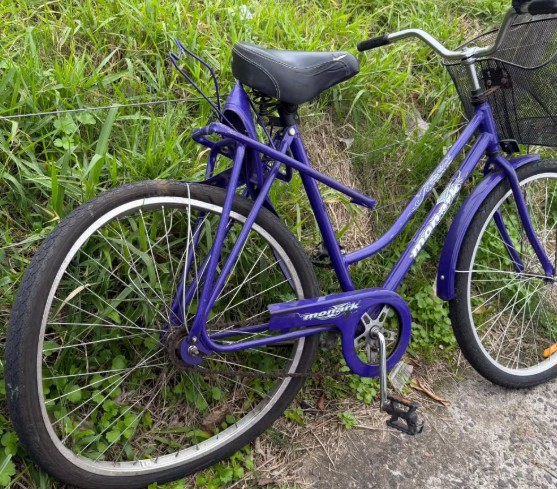 Colisão no bairro Glória envolveu um carro e uma bicicleta.