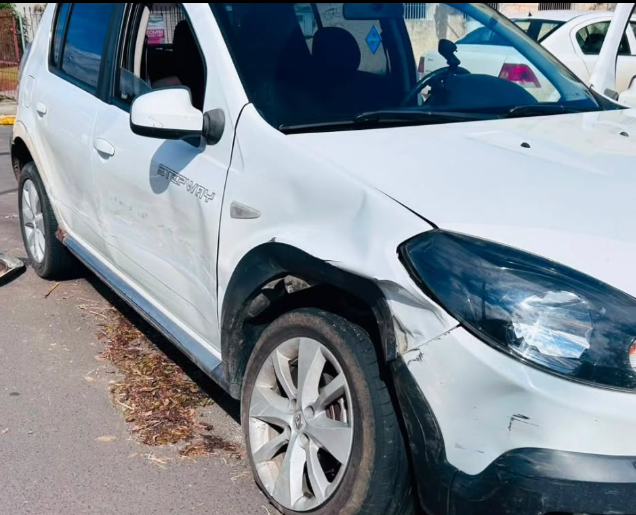 Colisão entre automóveis ocorreu no Centro do município. (CRÉDITOS: Divulgação)