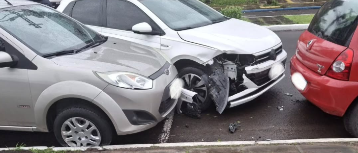 Batida envolvendo quatro carros ocorreu na frente do Fórum. (CRÉDITO: Divulgação)