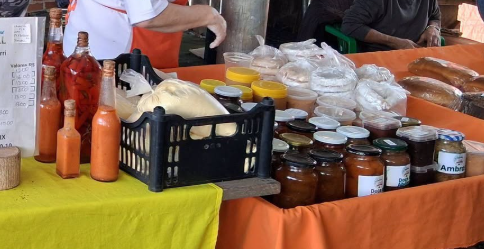 Público presente pode conferir as bancas com artesanatos e produtos coloniais.