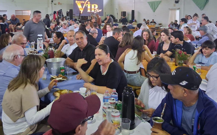 Estrutura montada ao lado do Salão Paroquial recebeu centenas de pessoas durante almoço realizado no domingo (26). (CRÉDITOS: PMO)