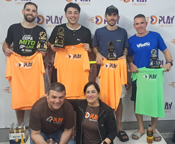 Proprietários da Play, Márcio e Cassiana Braga, ao lado dos finalistas da categoria Masculina B. (CRÉDITOS: Lucas Rodrigues)