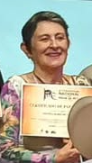 Profa. Cristina recebeu Certificado após apresentação em Painel. (CRÉDITO: Divulgação)