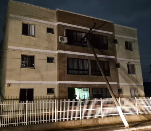 Poste atinge apartamento em condomínio localizado no bairro Albatroz. (CRÉDITO: Rafael Ribeiro)