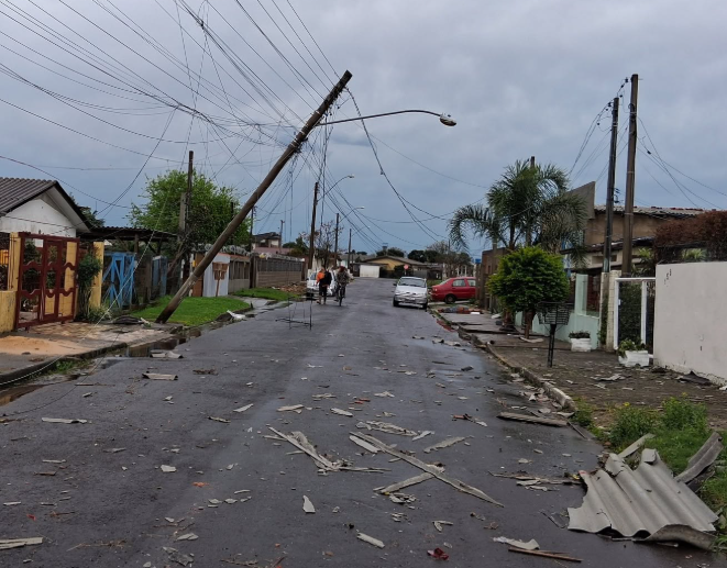 Telhas quebradas, postes caídos e fios arrebentados podiam ser vistos em diferentes pontos da cidade.