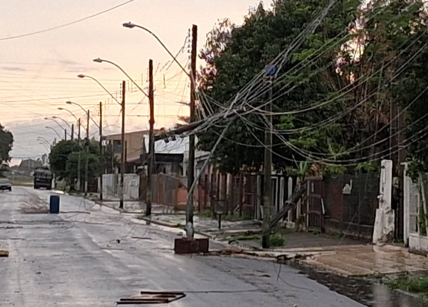 Telhas quebradas, postes caídos e fios arrebentados podiam ser vistos em diferentes pontos da cidade.