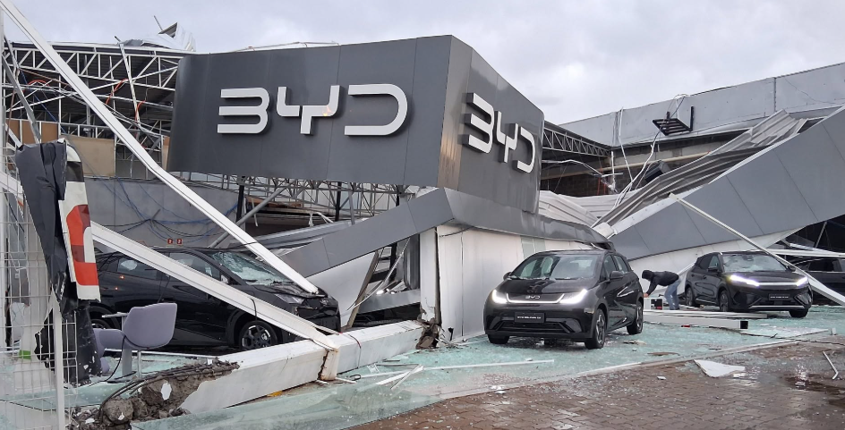 Estrutura da concessionária BYD acabou caindo sobre automóveis.