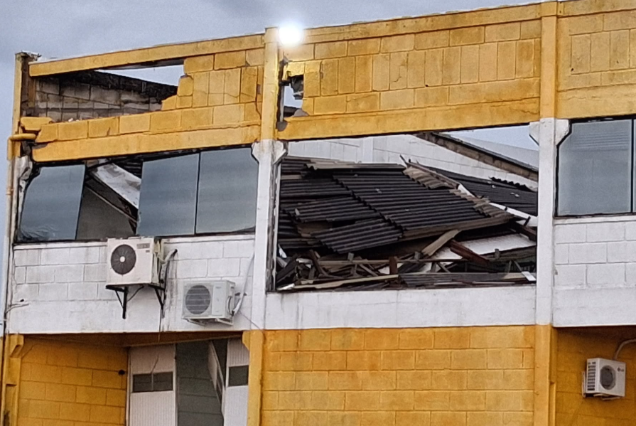 Parte do telhado da sede do CPRv/BM foi ao chão com os fortes ventos.