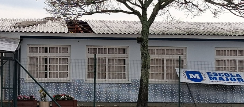 Telhado da Escola Major de Alencar ficou parcialmente danificado.