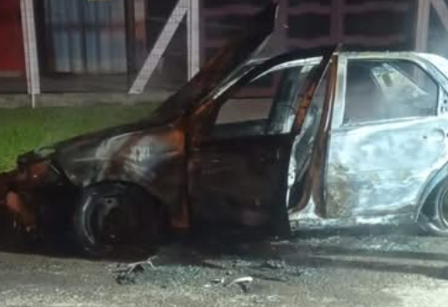 Criminosos atearam fogo em veículo antes de fugir. (CRÉDITO: CBM)