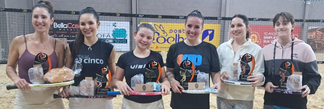 Pódio da Femina B/C: Vice-campeãs Fabiane e Alessandra, campeãs Alice e Ciba e terceiras colocadas Dhiécica e Ana.