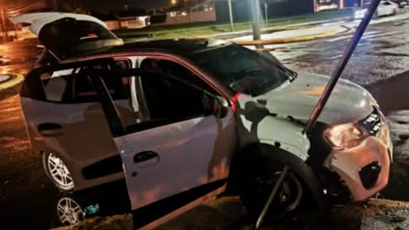 Veículo colidiu em poste após fugir de abordagem policial.