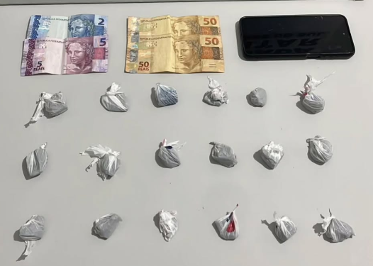 Ação em Osório apreendeu dinheiro, celular e porções de maconha.