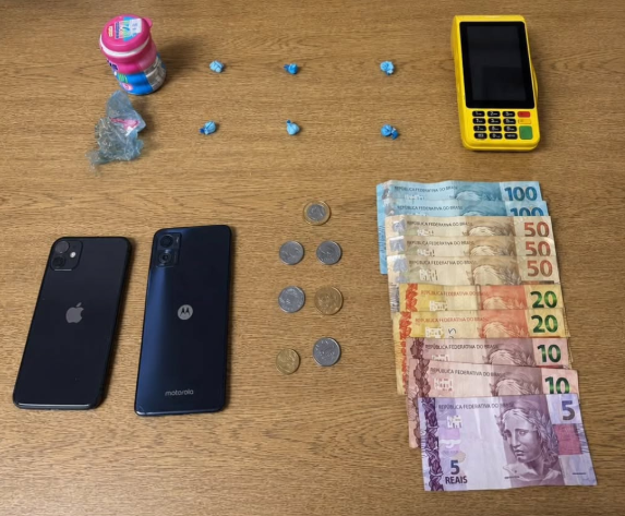 Homem foi preso em Osório com dinheiro, objetos e cocaína.